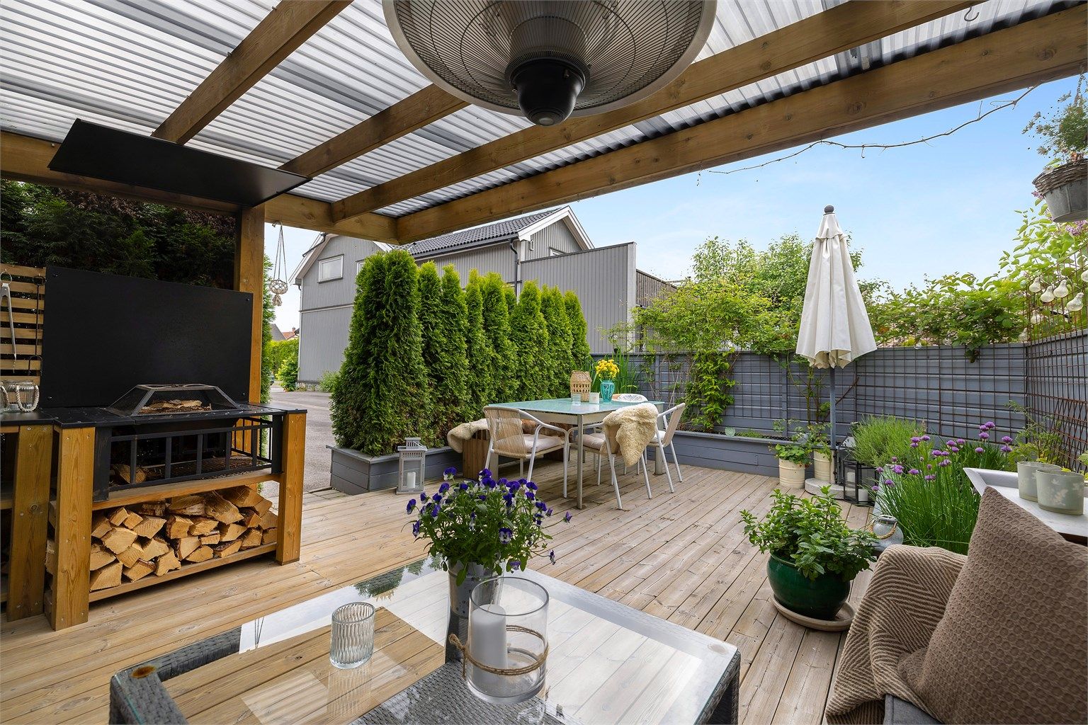 Felles eiertomt på ca.361 m2. Tomten er fellesareal, men hver enhet disponerer egne uteplasser. 