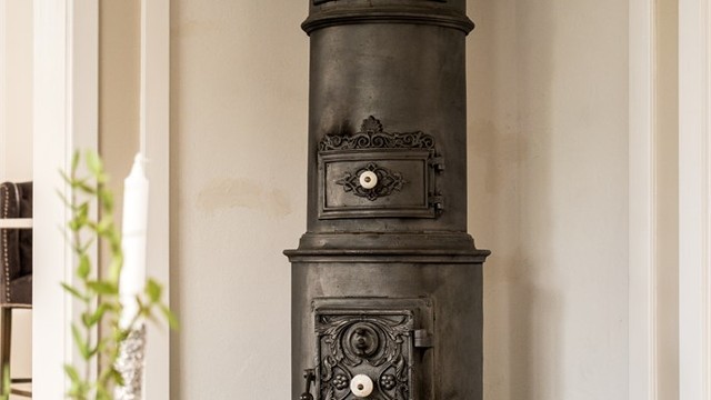 I huset inngår hele fire store og flotte rundovner som alle er restaurert, godkjent og i daglig bruk vinterstid.