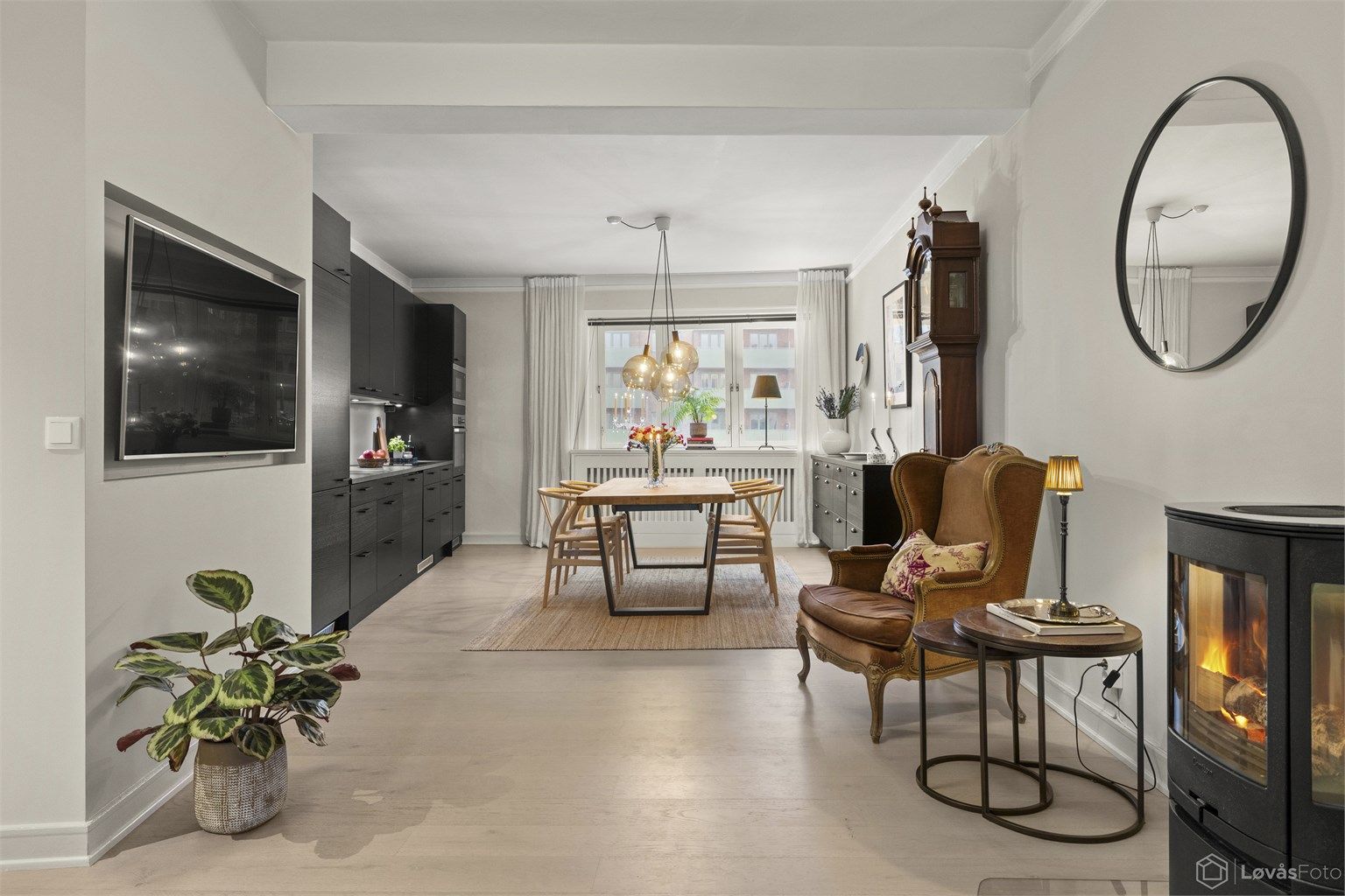 Den åpne løsningen gir en god romfølelse og binder de sosiale sonene sammen.