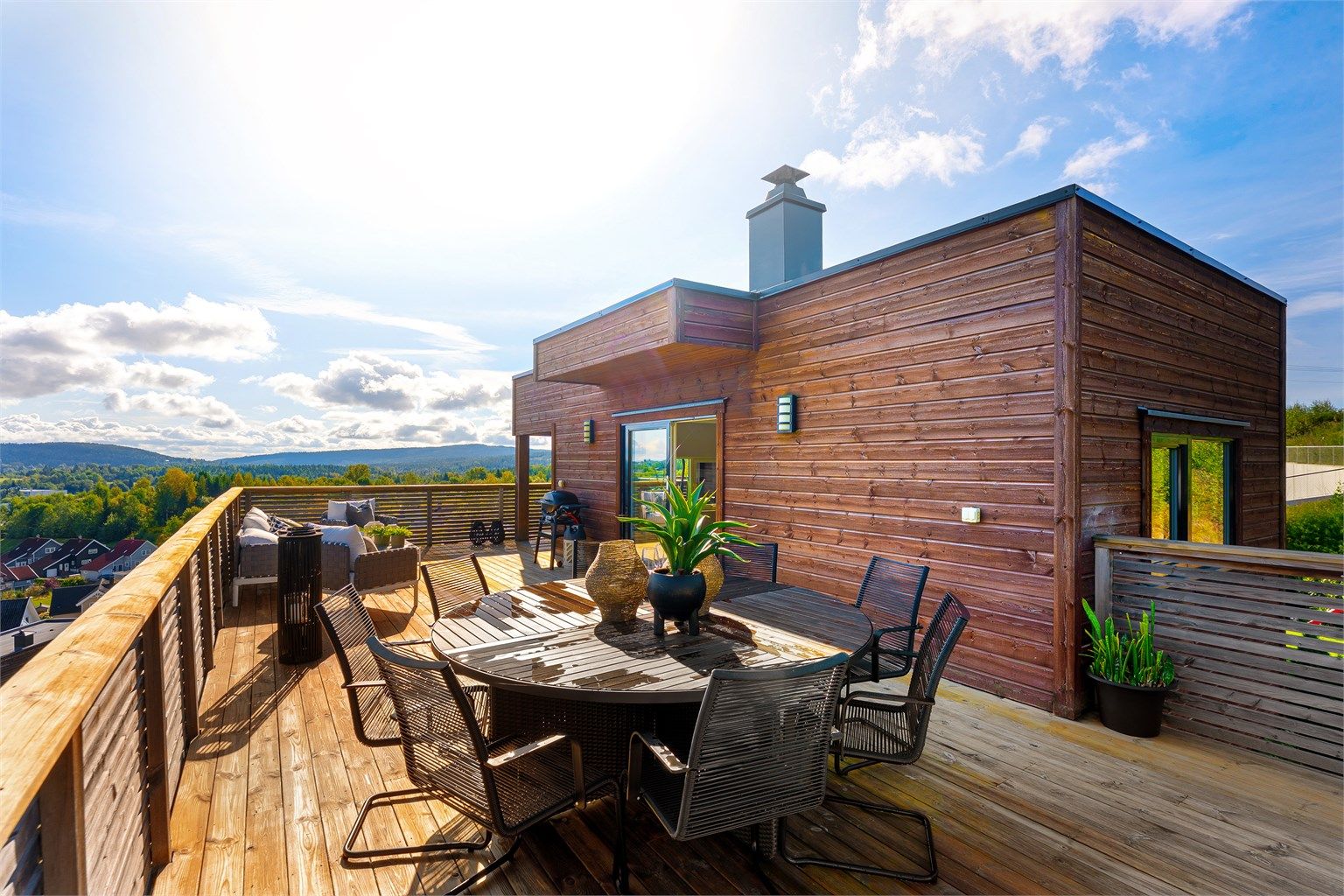 Den imponerende takterrassen på ca. 52 m² har god plass til både lounge og spisebord.