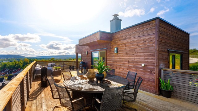 Den imponerende takterrassen på ca. 52 m² har god plass til både lounge og spisebord.