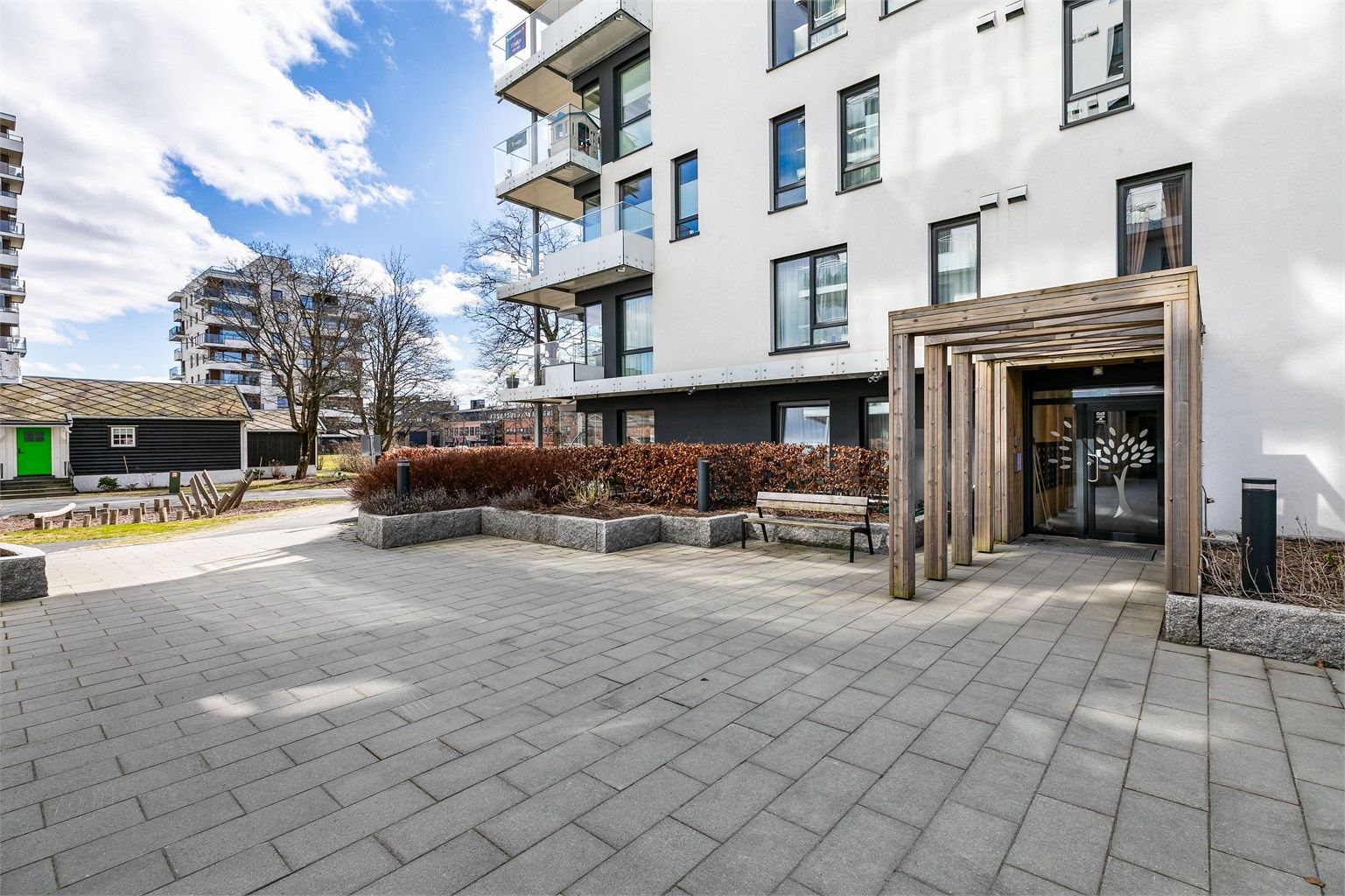 Hovedinngangen har porttelefon med kamera og betjenes fra leilighetens entré.