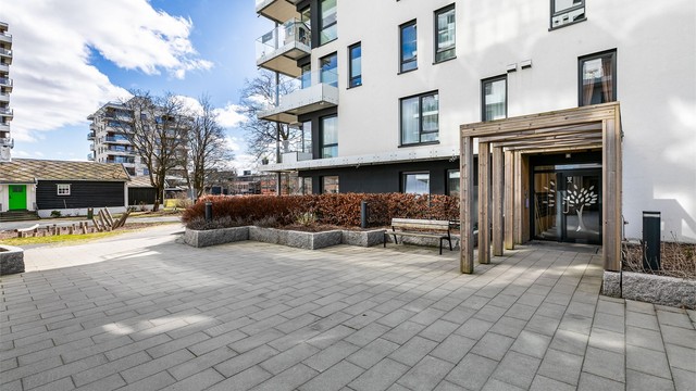 Hovedinngangen har porttelefon med kamera og betjenes fra leilighetens entré.