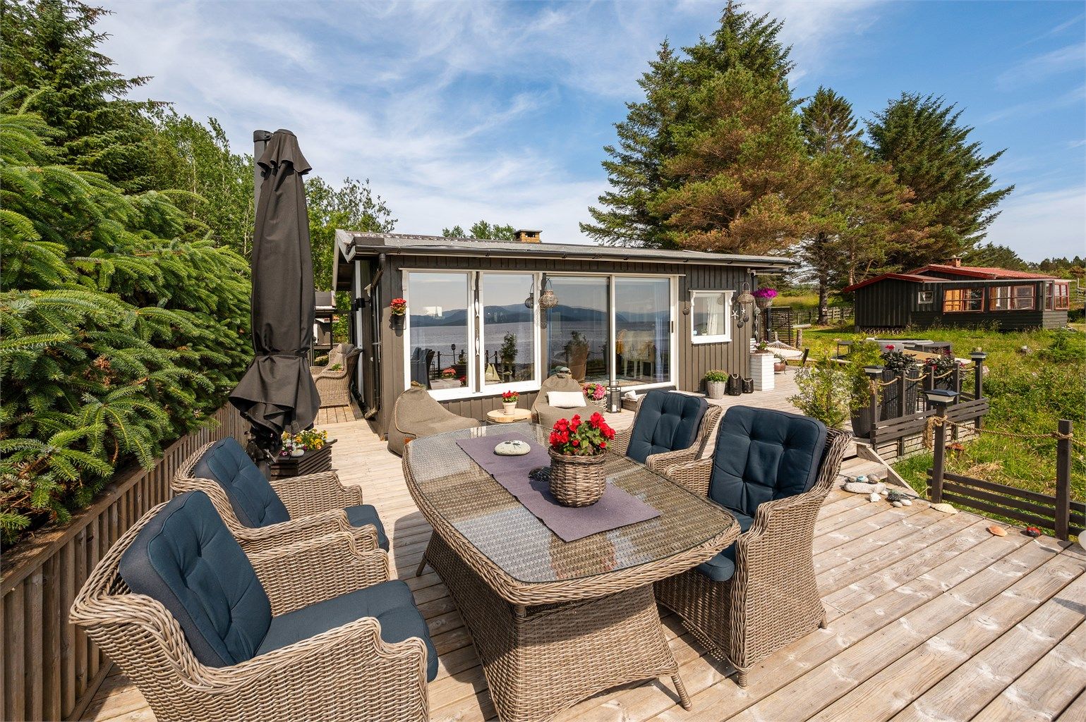 Fra stuen har man direkte utgang til en meget møbleringsvennlig terrasse. 