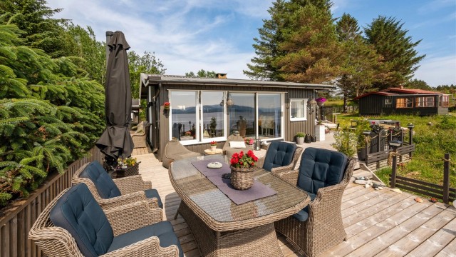 Fra stuen har man direkte utgang til en meget møbleringsvennlig terrasse.