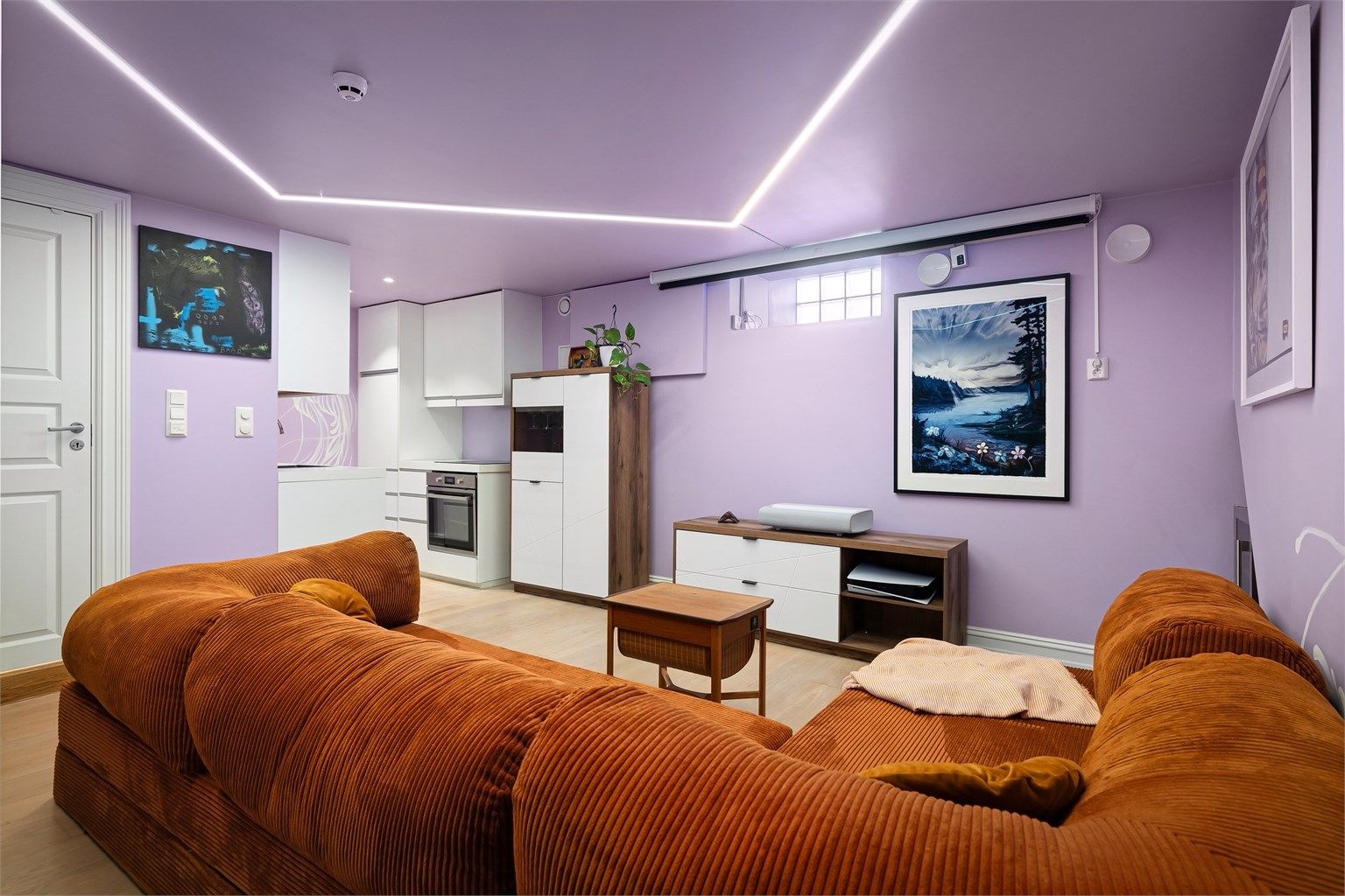 Overflater er sparklet og malt og LED lys er nylig montert. 