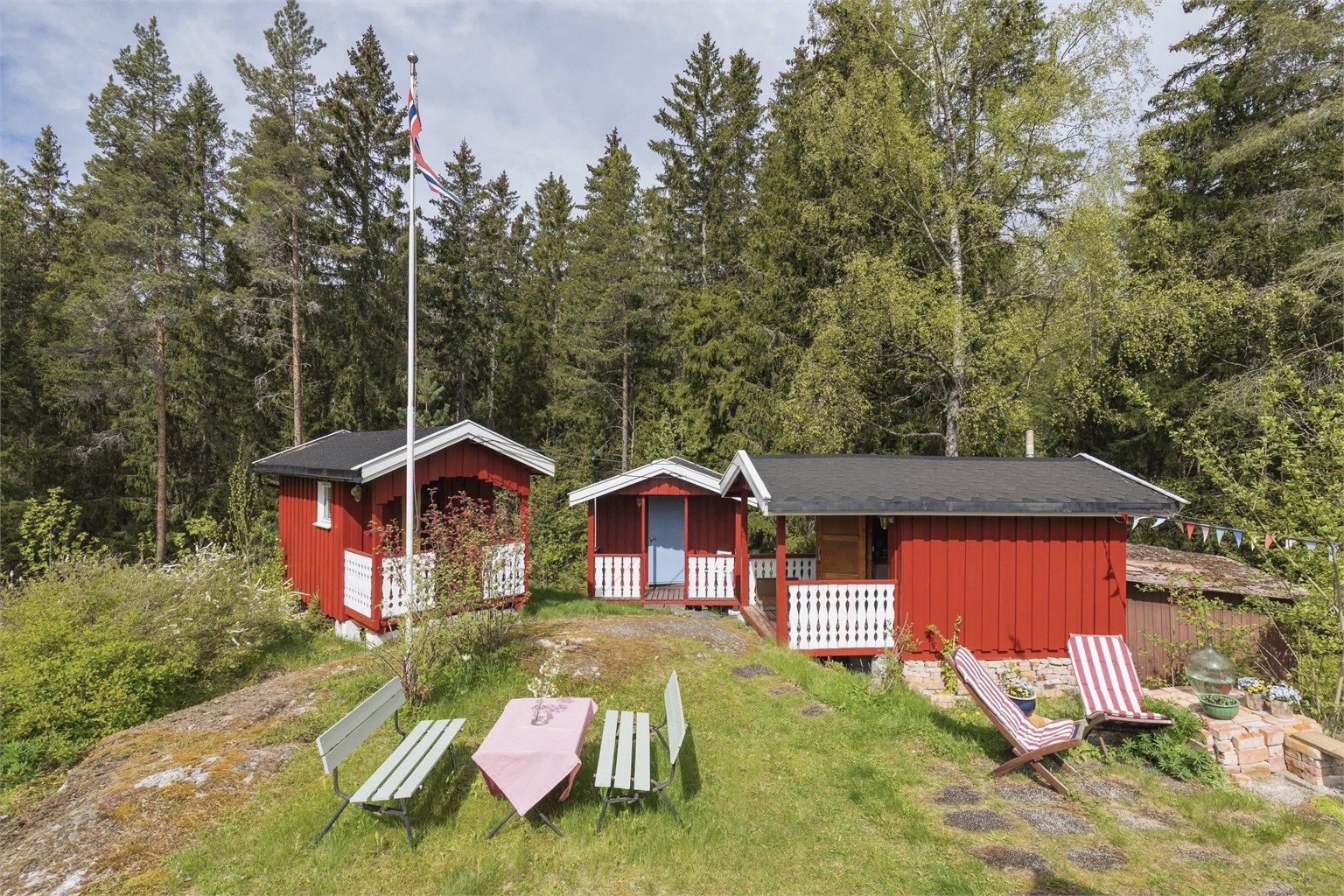 Eiendommen har 3 anneks som danner et hyggelig lite tun. Meget gode solforhold! 