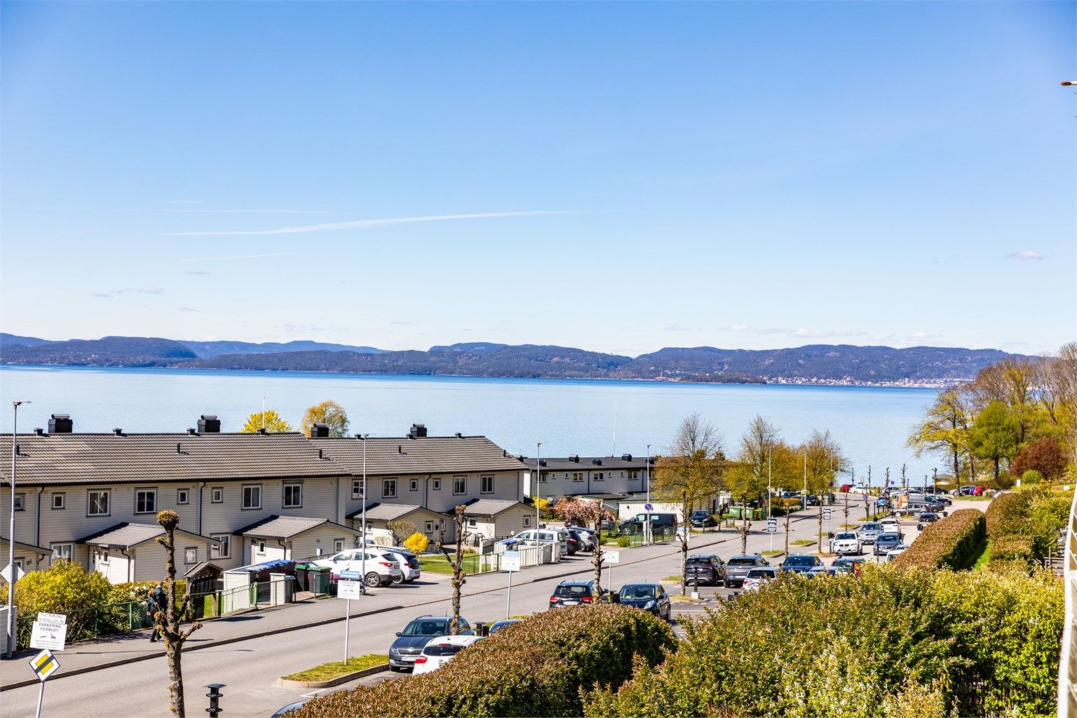 Nydelig utsikt fra verandaen til blant annet Hurumlandet på motsatt side av fjorden.