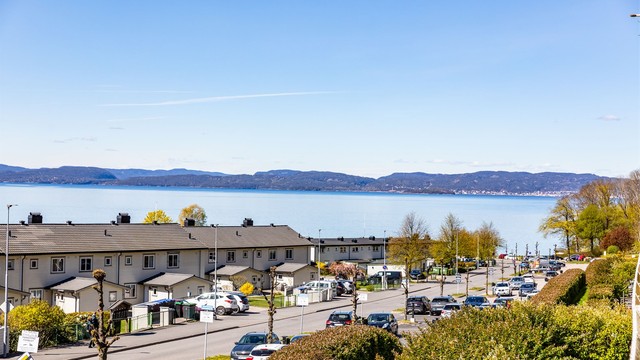 Nydelig utsikt fra verandaen til blant annet Hurumlandet på motsatt side av fjorden.
