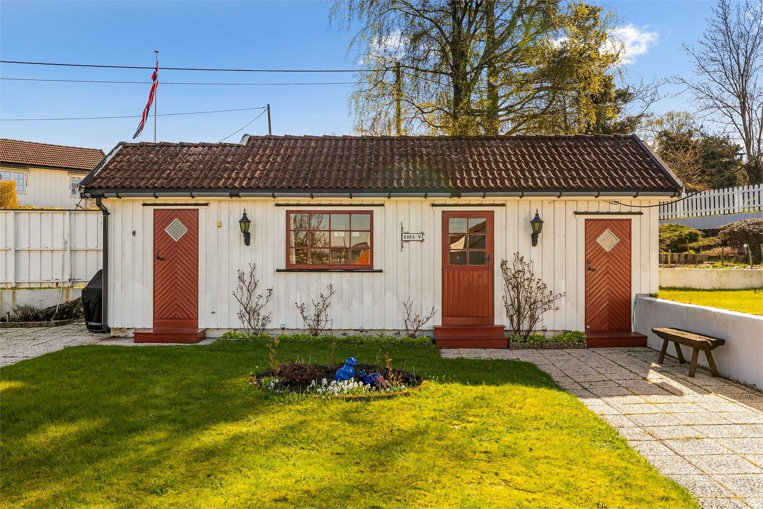 Annekset med tilstøtende bod på hver side.