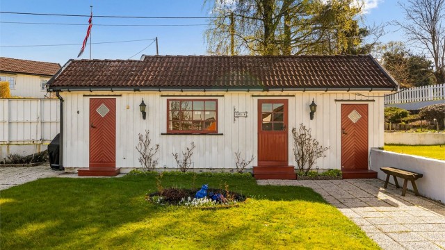 Annekset med tilstøtende bod på hver side.