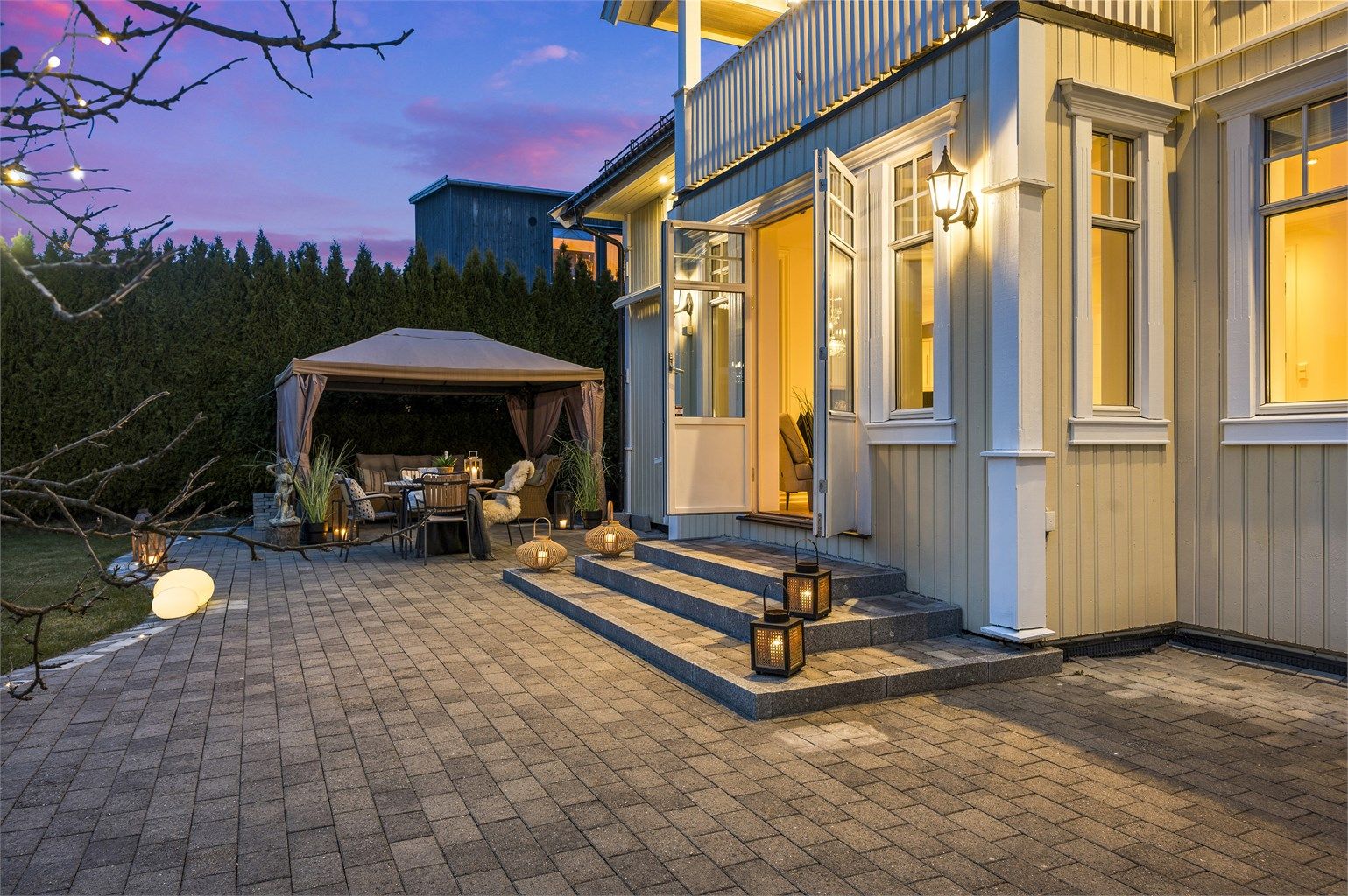 Boligen er ypperlig for en større familie, eller for de som ønsker litt plass rundt seg. Området er både populært og barnevennlig, og byr på et godt utdanningstilbud, samt nærhet til handel og rekreasjon. Foto: Peter Futo/Cool Pics AS