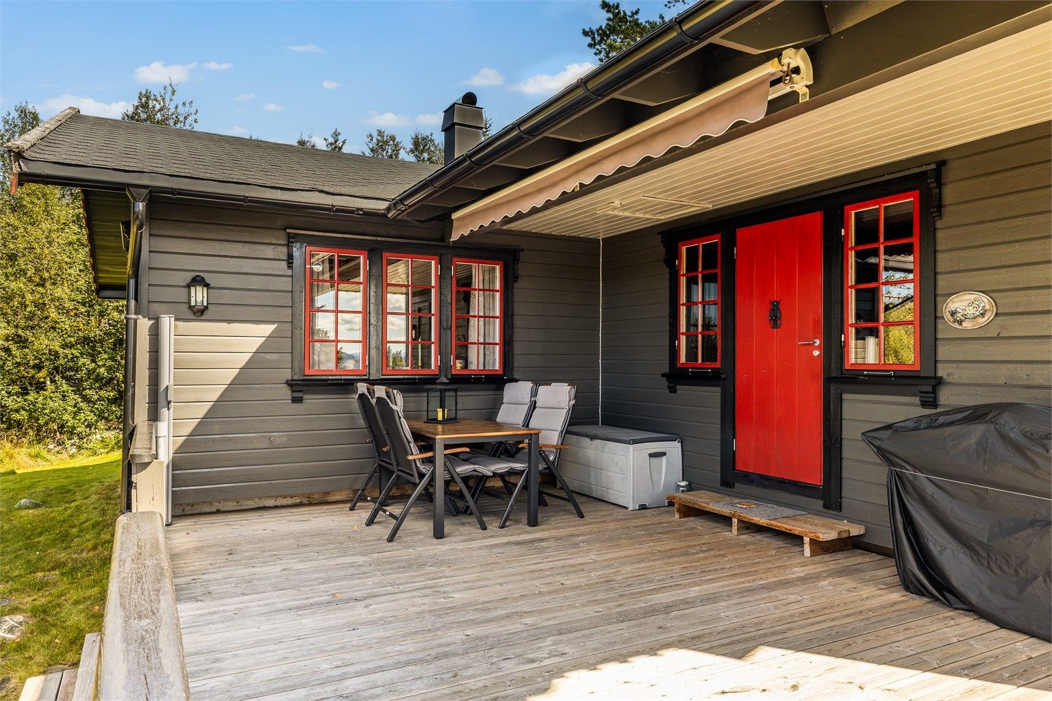 Terrassen har delvis overbygget inngangsparti.