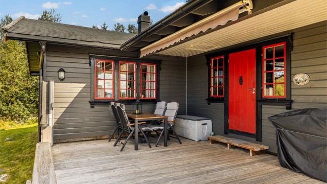 Terrassen har delvis overbygget inngangsparti.