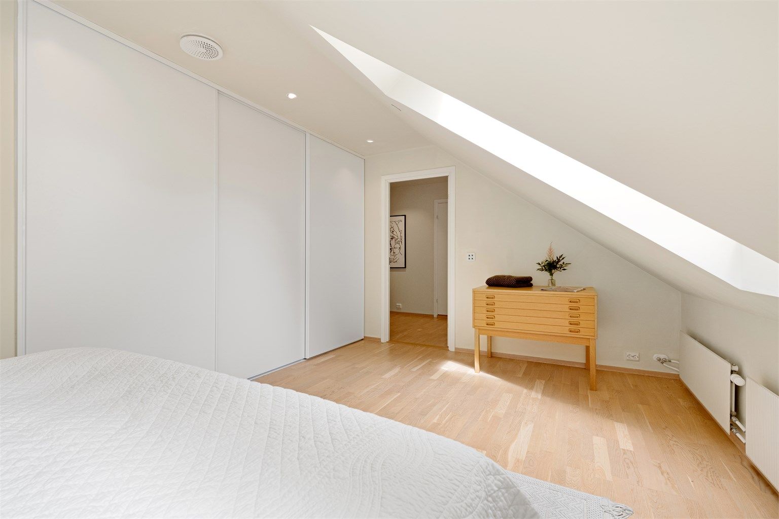Stor skyvedørsgarderobe gir rikelig med oppbevaringsplass på soverommet.