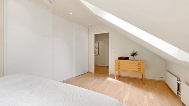 Stor skyvedørsgarderobe gir rikelig med oppbevaringsplass på soverommet.