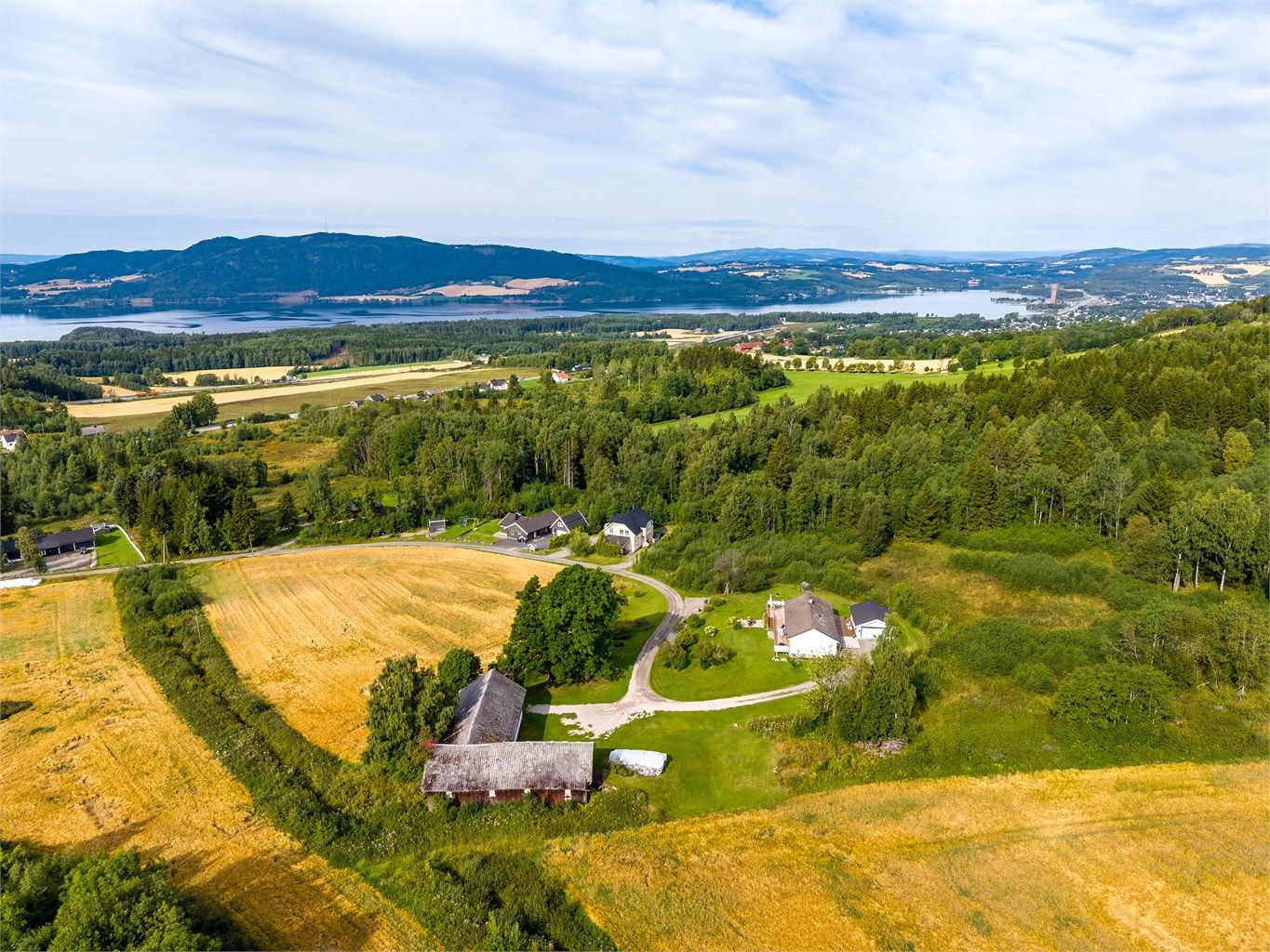 Eiendommen ligger idyllisk og tilbaketrukket til innerst i en blindvei på Bergshøgda, omgitt av skog, jordbruksarealer og et vakkert kulturlandskap.