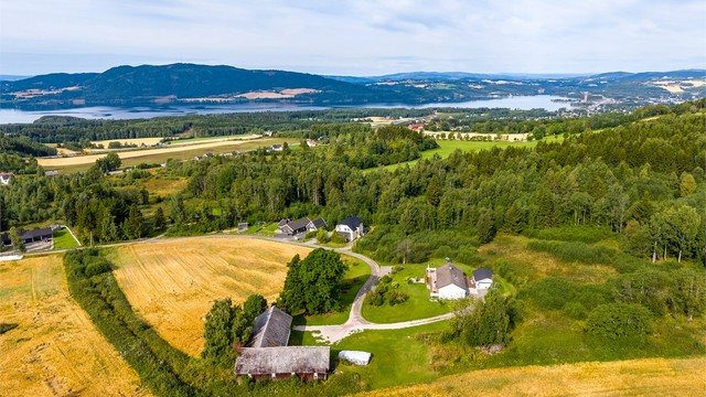 Eiendommen ligger idyllisk og tilbaketrukket til innerst i en blindvei på Bergshøgda, omgitt av skog, jordbruksarealer og et vakkert kulturlandskap.