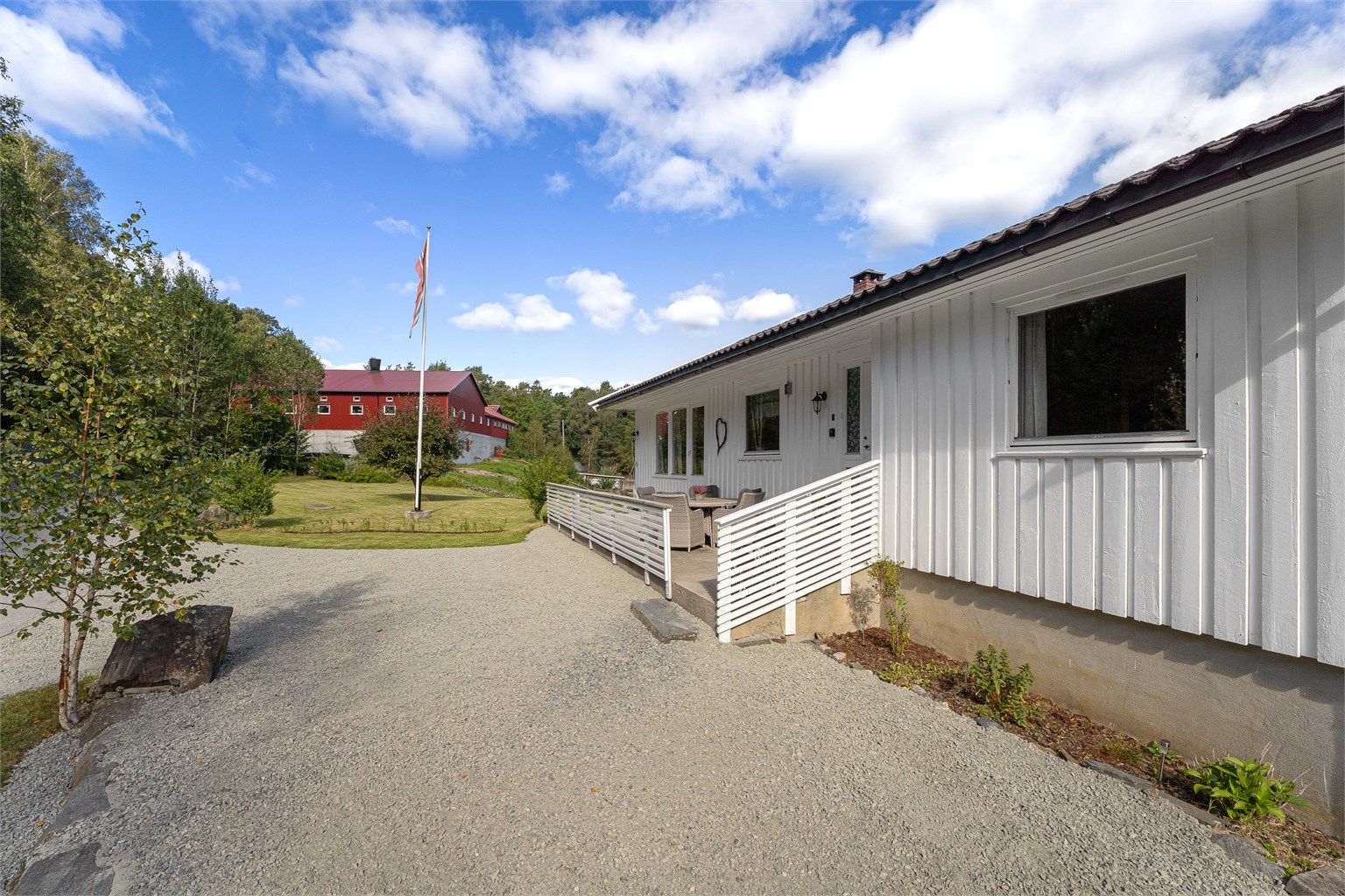 Støpt og delvis overbygd platting ved inngangspartiet. Idylliske og landlige omgivelser med skog, natur og kuer som nærmeste nabo! 