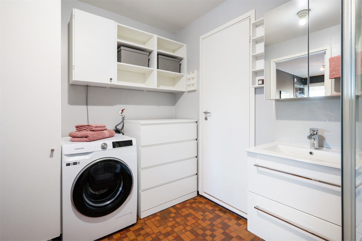 Servantinnredningen med underskap, overskap og blandebatteri ble installert i 2021.