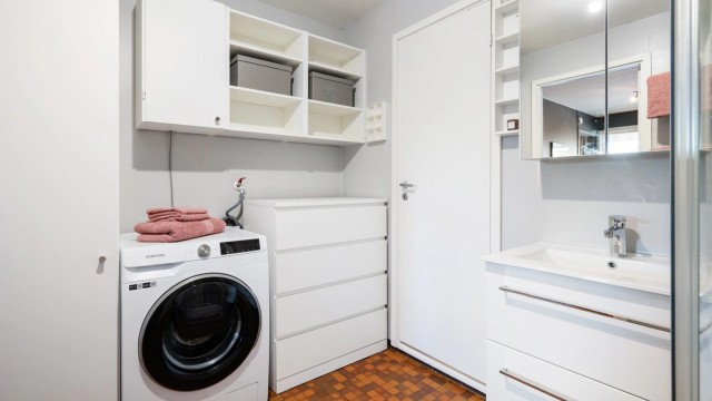 Servantinnredningen med underskap, overskap og blandebatteri ble installert i 2021.