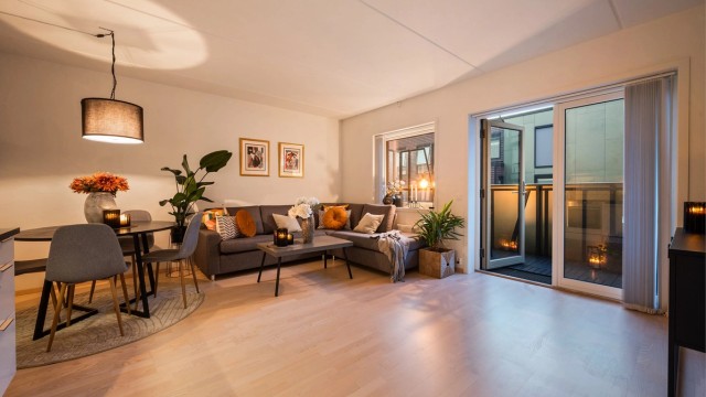 Krogsveen v/ Jonas Ekse Hovland har gleden av å presentere en strøken 2-roms leilighet med en solrik balkong, beliggende høyt i 5. etasje med heisadkomst.