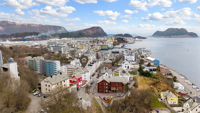 Her bor du supersentralt med gangavstand til alt Ålesund sentrum har å by på, fra nisjebutikker i Gågata til kjøpesentre.