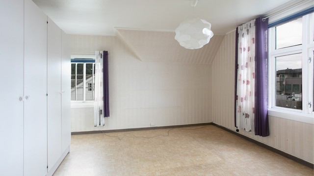 Hovedsoverommet har god plass til dobbeltseng og garderobeløsning.
