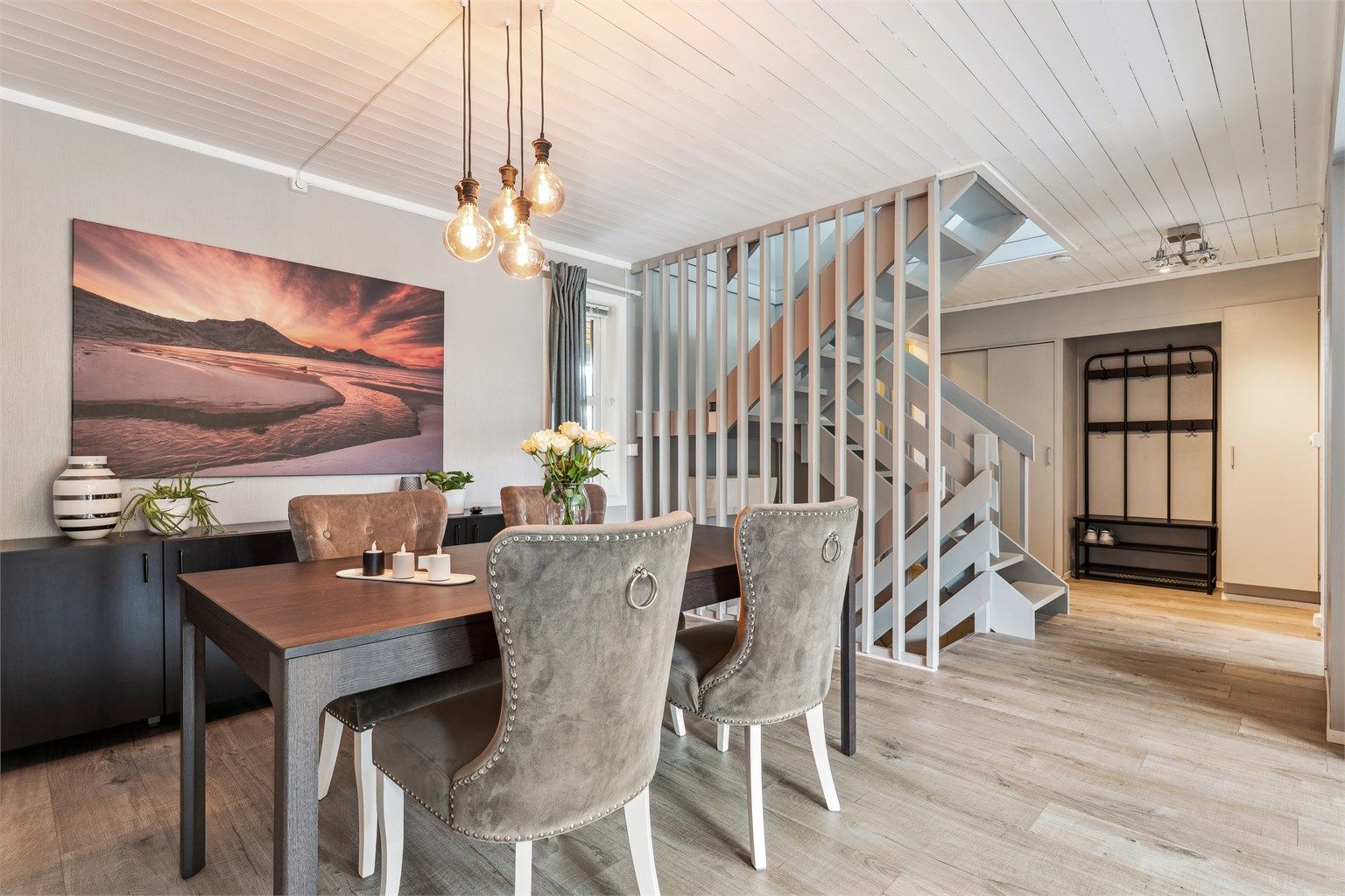 Stue sett mot trapperom. 