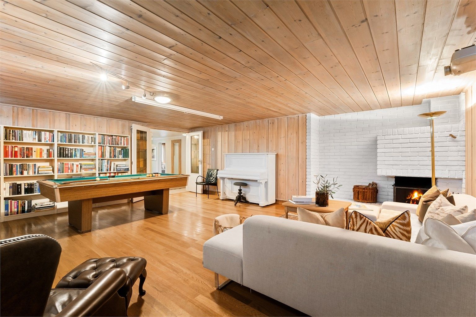 Den store peisestuen gir god plass til både sofagruppe og aktiviteter som biljard.