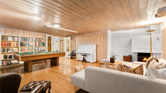 Den store peisestuen gir god plass til både sofagruppe og aktiviteter som biljard.