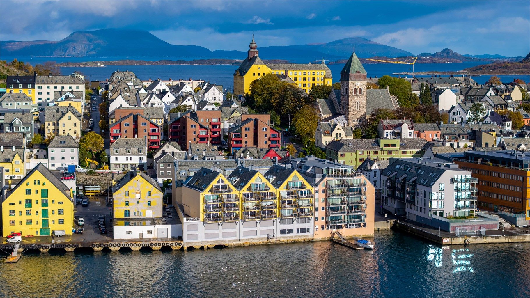 Bysentrum ligger ca 6 minutters gange fra leiligheten - Her fnner man gode fasiliteter innen spise- og serveringssteder, kulturelle tilbud og handlemuligheter
