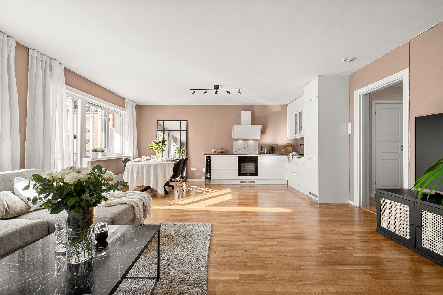 Robin Lauritzen v/ Krogsveen Eiendomsmegling har gleden av å presentere Birch-Reichenwalds gate 26!