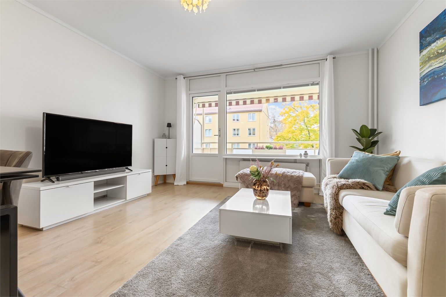 Leiligheten er gjennomgående med romslig stue, to soverom, bad, kjøkken og solrik balkong