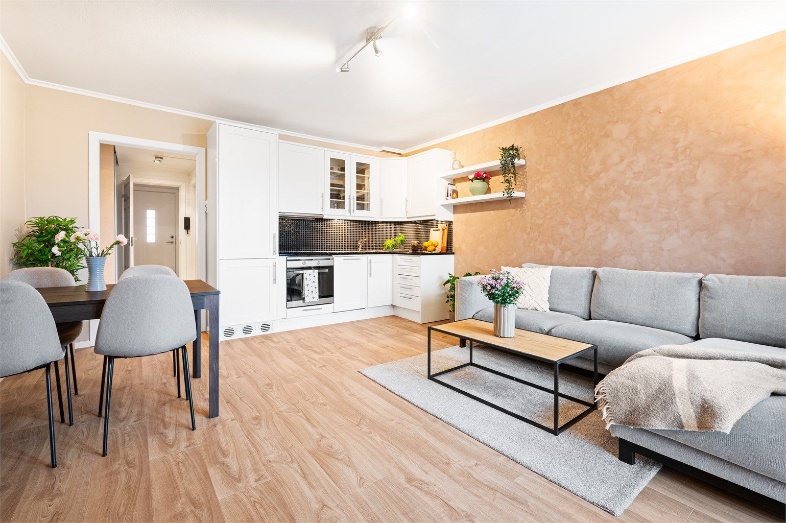 Det er rikelig med oppbevaringsplass i både skuffer og skap. Den gode benkeplassen gjør matlagingen enkel. 