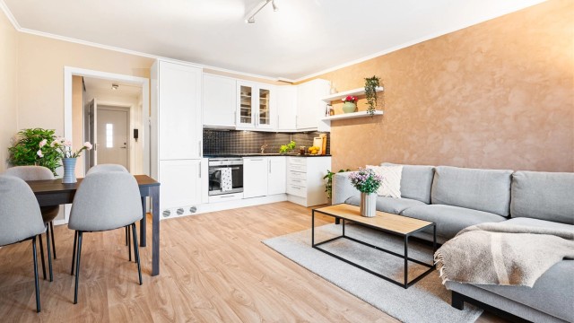 Det er rikelig med oppbevaringsplass i både skuffer og skap. Den gode benkeplassen gjør matlagingen enkel.