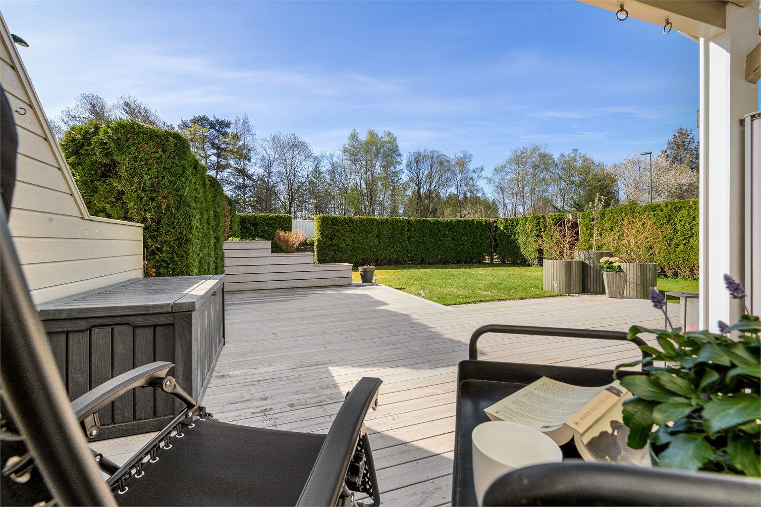 Den store terrassen har både en overbygd del og en åpen del, noe som gir fleksibel bruk uansett vær.