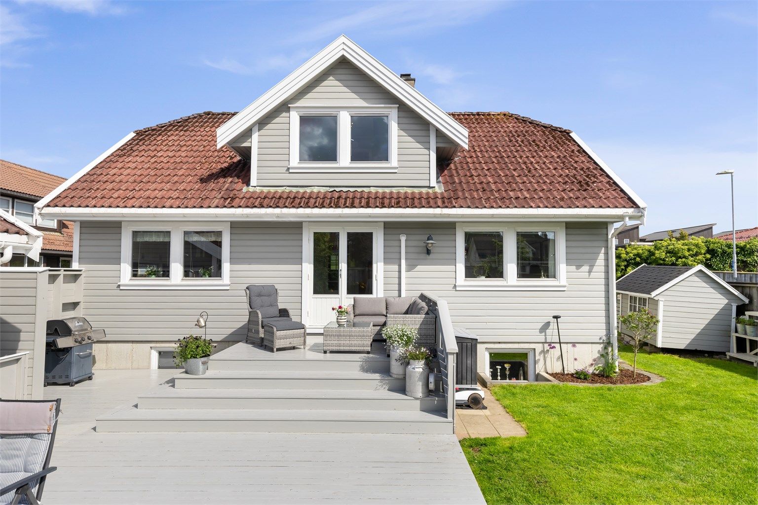 Eiendommen har et herlig uteareal, som er både skjermet, inngjerdet og solrikt, med stor solplatting. Et perfekt område for kos for både store og små.

Foto: Marianne Lyse