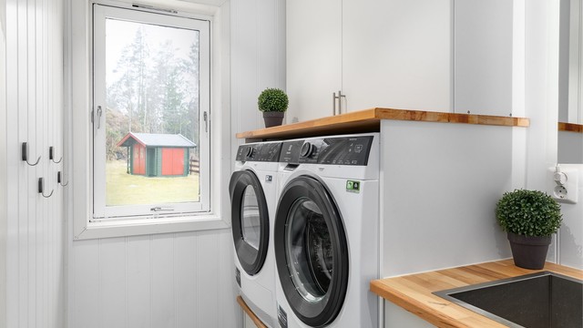 Vaskerommet er oppgradert i 2020. Vaskemaskin og tørketrommel i hendig arbeidshøyde gjør vaskerommet bruksvennlig, disse følger ikke med boligen.