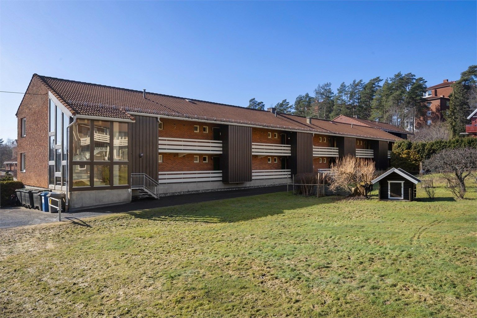 Fra Fjordveien er det kort gangavstand til sjøen, kyststien ved Høvikodden og det unike kulturtilbudet på Henie Onstad Kunstsenter.