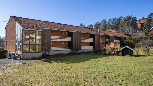 Fra Fjordveien er det kort gangavstand til sjøen, kyststien ved Høvikodden og det unike kulturtilbudet på Henie Onstad Kunstsenter.