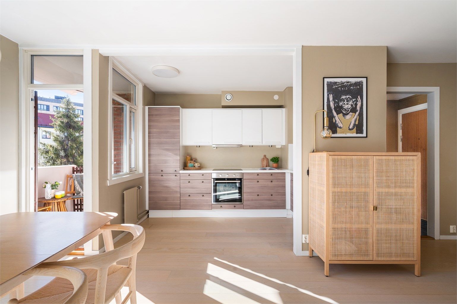 Fra stuen/kjøkkenet er det i tillegg utgang til en solrik balkong på 3 kvm.