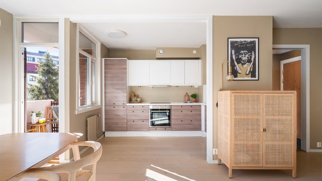 Fra stuen/kjøkkenet er det i tillegg utgang til en solrik balkong på 3 kvm.