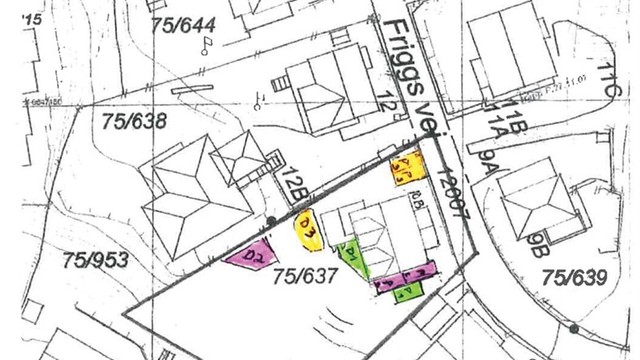 Kart vedlagt sameiets vedtekter. Tomten er felles og seksjonene har også noe eksklusivt uteareal. De gule feltene er for seksjon 3, dette gjelder en liten hageflekk samt to parkeringsplasser.