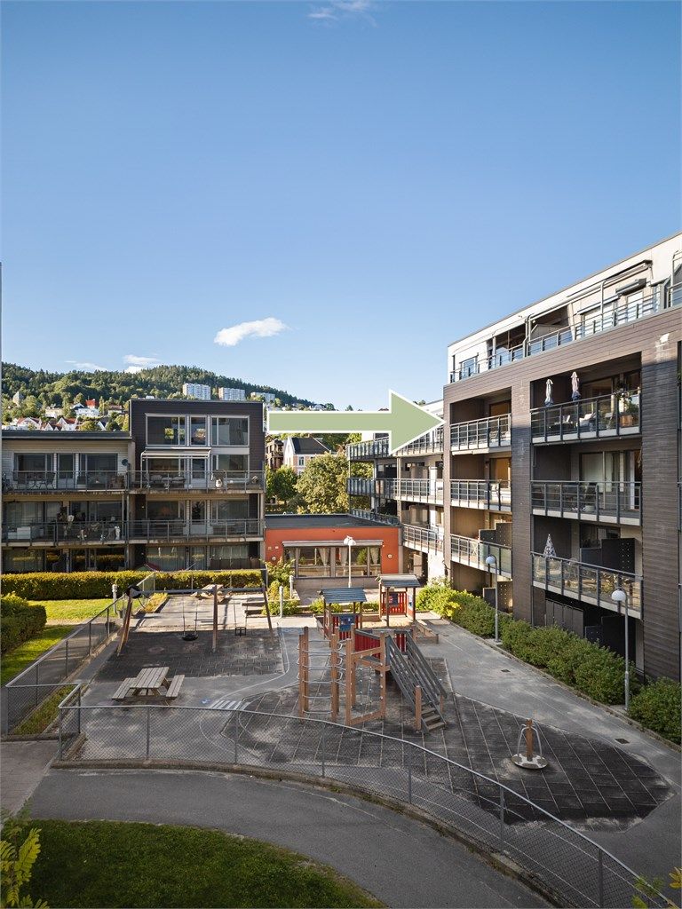 Øvrig er det parkeringsplasser for gjester (medfølgende to parkeringskort for gjester).