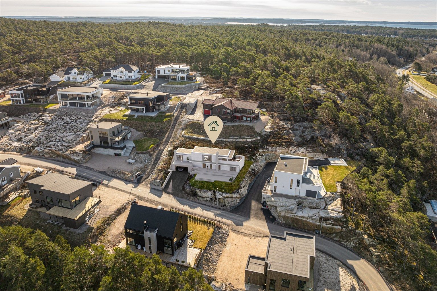 Langgårdslia er et nytt og vellykket boligområde - ett av få områder i kommunen med nye boligtomter. Området er som adressen antyder høytliggende, med gode solforhold og ikke minst utsyn