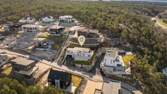 Langgårdslia er et nytt og vellykket boligområde - ett av få områder i kommunen med nye boligtomter. Området er som adressen antyder høytliggende, med gode solforhold og ikke minst utsyn