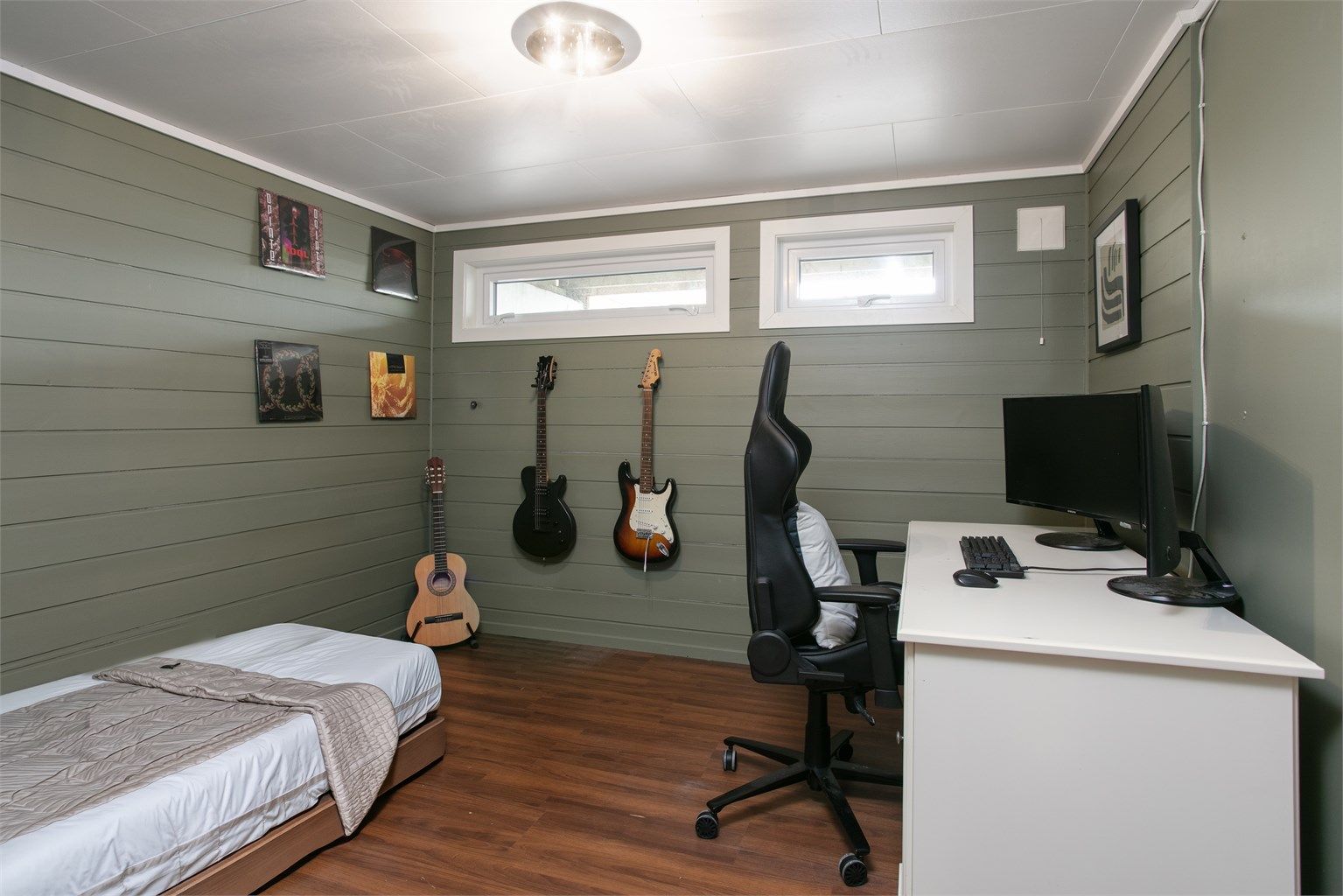 Et av de disponible rommene i underetasjen, i dag benyttet som soverom (ikke godkjent)