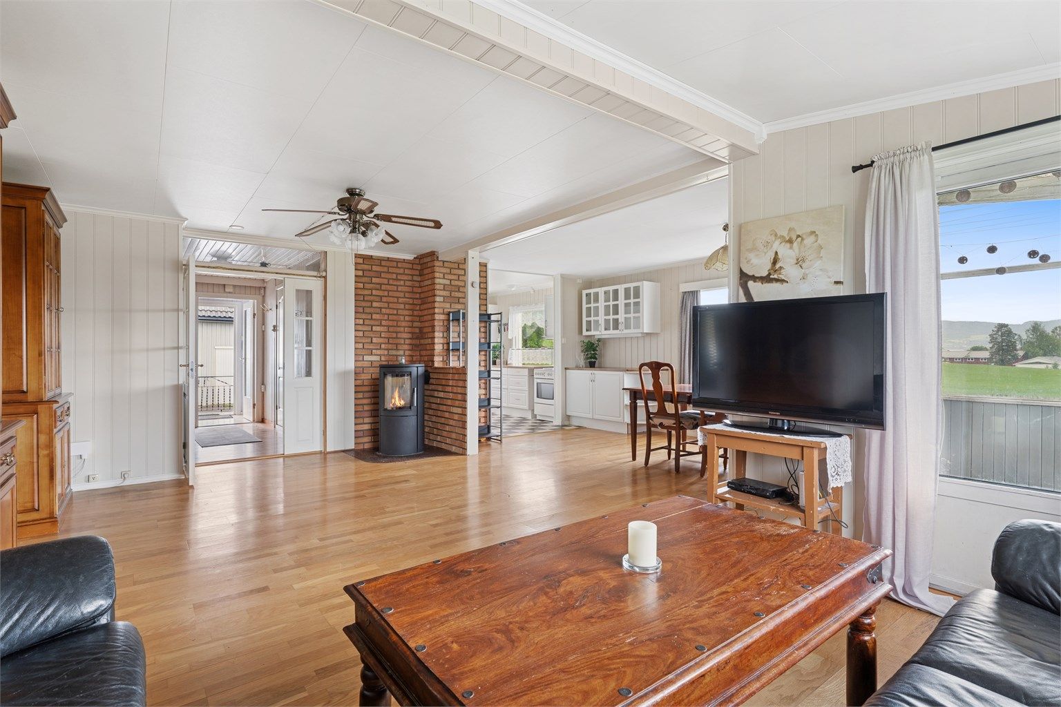 Stuen er lys og romslig, med utgang til terrassen.