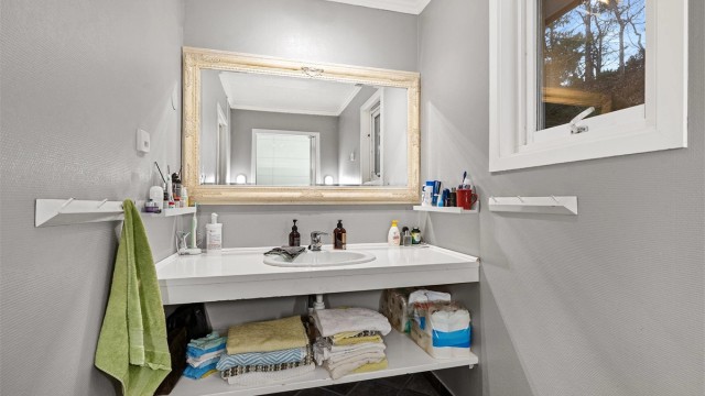 Bad med lagrinsplass og lyse overflater.